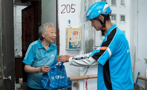 餓了么藍騎士仲夏夜舉措升級 暖新餐已覆蓋23城，惠及150萬人次騎士